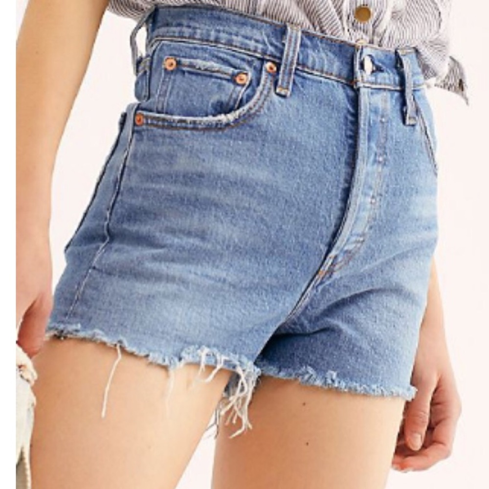 NWOT Levi’s Ribcage Denim Shorts